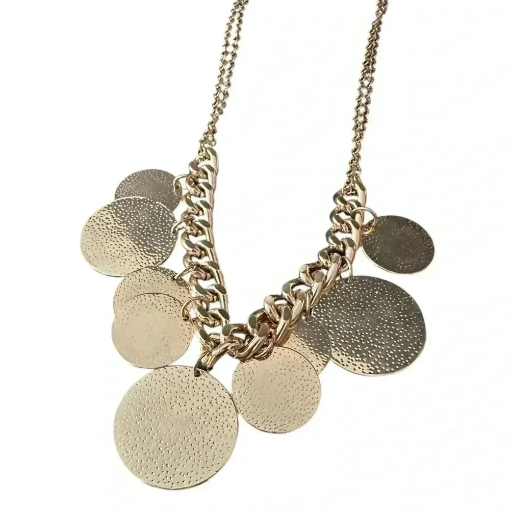 NWOT GOLD CIRCLE CHARM NECKLACE